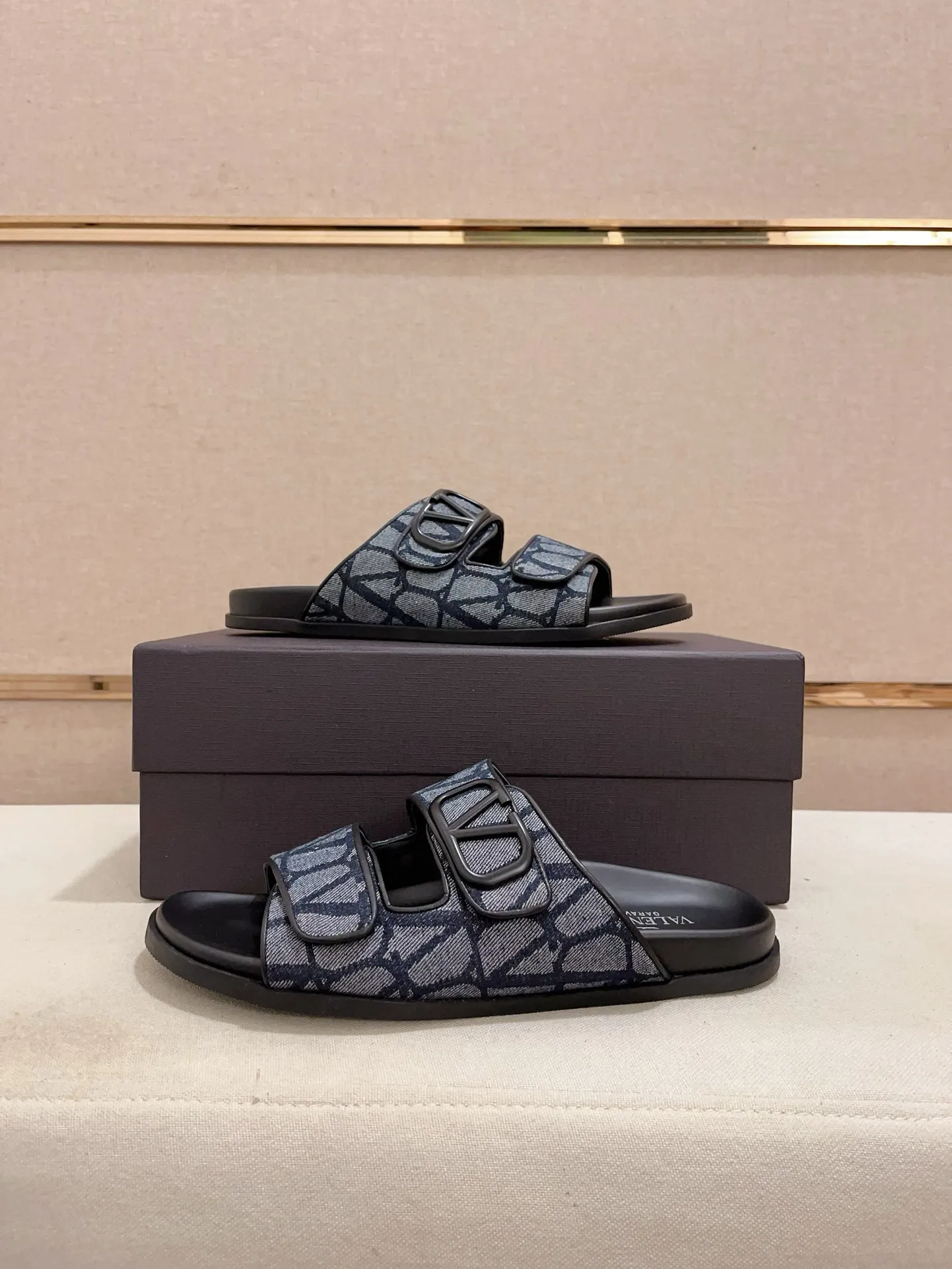 Men's shoes💰: 440💰[Valentino] New men's boutique slippers, counter quality, classic plaid, the actual workmanship is quite complex🔰The uppers are made of imported fabrics➕🐑Sheepskin lining, which tests the craftsman's craftsmanship➕original PU outsole. Size: 38-44 (45 can be customized, non-refundable)